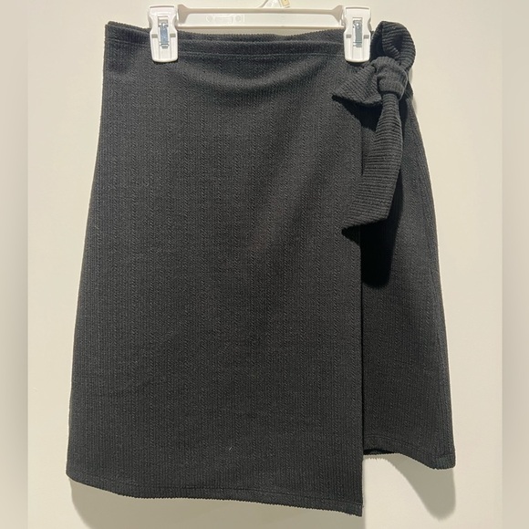 LOFT Dresses & Skirts - LOFT Outlet Wrap Side Tie Black Skirt NWT size small